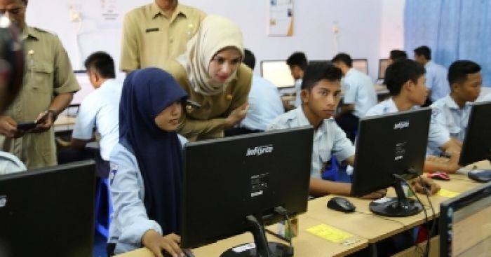 Bupati Probolinggo Sidak UN Online, Pantau Kesiapan Siswa dan Beri Dukungan Khusus