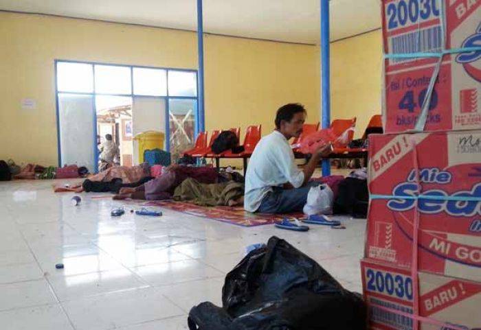 Cuaca Buruk, Warga Masalembu Sumenep Tiga Hari Telantar di Pelabuhan Cuaca Buruk, Warga Masalembu Sumenep Tiga Hari Telantar di Pelabuhan