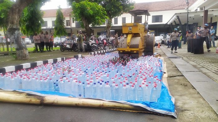 Polres Jombang Musnahkan Ribuan Botol Miras Jelang Malam Pergantian Tahun 2022