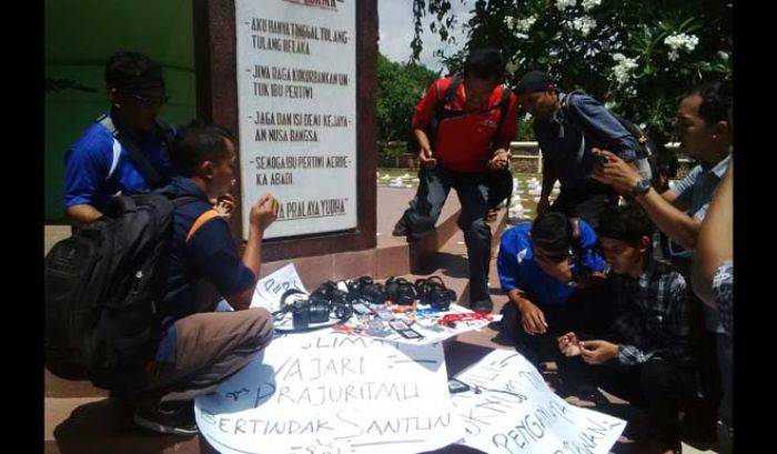Kutuk Penganiayaan Wartawan oleh Oknum TNI di Madiun, Wartawan Tuban Nyekar di Makam Pahlawan Kutuk Penganiayaan Wartawan oleh Oknum TNI di Madiun, Wartawan Tuban Nyekar di Makam Pahlawan