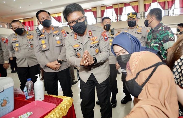 Kapolda Jatim Bersama Forkopimda Kabupaten Mojokerto Tinjau Vaksinasi Massal Serentak