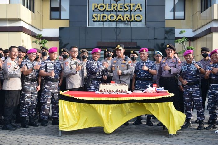 Peringati HUT Bhayangkara ke-76, Pasukan TNI Silih Berganti Peringati HUT Bhayangkara ke-76, Pasukan TNI Silih Berganti