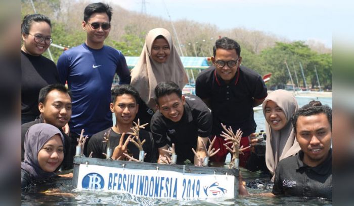 GenBI Jember Tanam 60 Bibit Terumbu Karang di Pasir Putih Situbondo GenBI Jember Tanam 60 Bibit Terumbu Karang di Pasir Putih Situbondo