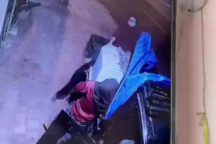 Aksi Pencurian Kotak Amal Masjid Baiturrohman Tuban Terekam CCTV Aksi Pencurian Kotak Amal Masjid Baiturrohman Tuban Terekam CCTV