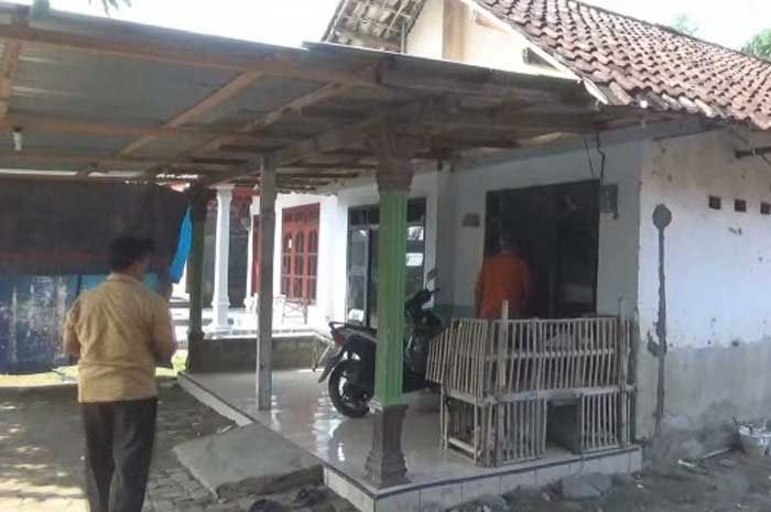 Orang Tua Terduga Teroris di Jombang Syok Anaknya Ditangkap Densus 88 Orang Tua Terduga Teroris di Jombang Syok Anaknya Ditangkap Densus 88