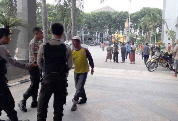Nelayan Desa Lumpur Geruduk Kantor Pemkab Gresik Nelayan Desa Lumpur Geruduk Kantor Pemkab Gresik