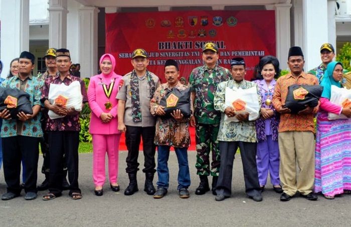 Kunjungi Pamekasan, Panglima TNI dan Kapolri Disambut Ribuan Masyarakat Kunjungi Pamekasan, Panglima TNI dan Kapolri Disambut Ribuan Masyarakat