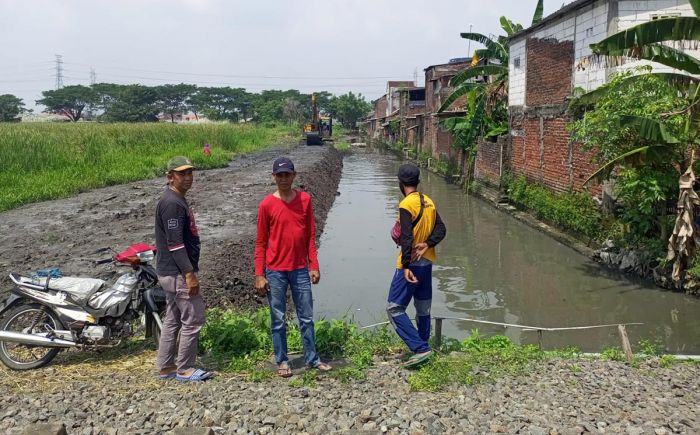 Langganan Banjir, Dinas SDACKTR Pasuruan Keruk Sungai GCA