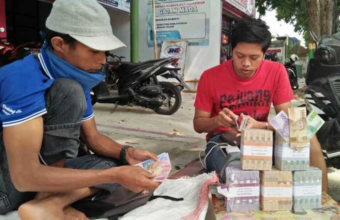 Mengais Rezeki di Bulan Ramadhan dengan Menjadi Penjual Jasa Penukaran Uang Mengais Rezeki di Bulan Ramadhan dengan Menjadi Penjual Jasa Penukaran Uang