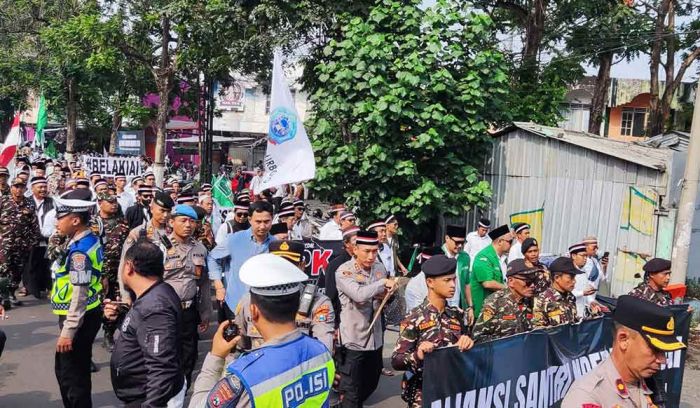 Polres Kediri Kota Pastikan Longmarch Aliansi Santri Nderek Kiai di Kantor DPRD Tetap Kondusif Polres Kediri Kota Pastikan Longmarch Aliansi Santri Nderek Kiai di Kantor DPRD Tetap Kondusif