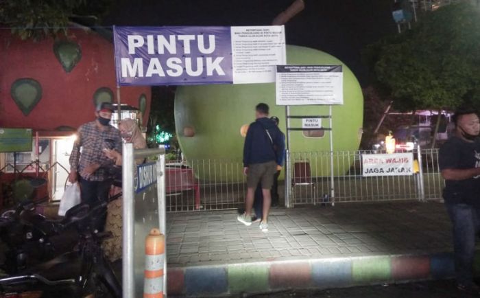 Alun-Alun Batu Dibuka untuk Umum, Petugas Perketat Protkes di Pintu Masuk Alun-Alun Batu Dibuka untuk Umum, Petugas Perketat Protkes di Pintu Masuk