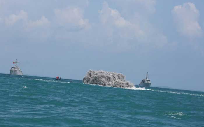 KRI Pulau Rupat-712 dan KRI Pulau Rengat-711 Berhasil Mendeteksi dan Hancurkan Ranjau KRI Pulau Rupat-712 dan KRI Pulau Rengat-711 Berhasil Mendeteksi dan Hancurkan Ranjau