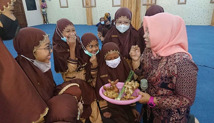 Peringati Hari Jamu Nasional, Puskesmas Alun-Alun Gresik Kenalkan Aneka Tanaman Herbal di SD YIMI Peringati Hari Jamu Nasional, Puskesmas Alun-Alun Gresik Kenalkan Aneka Tanaman Herbal di SD YIMI