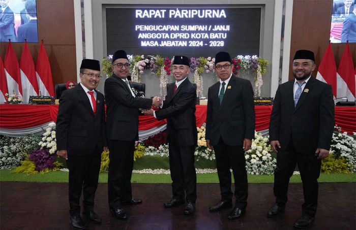 Ketua PN Malang Ambil Sumpah 30 Anggota DPRD Kota Batu Periode 2024-2029 Ketua PN Malang Ambil Sumpah 30 Anggota DPRD Kota Batu Periode 2024-2029