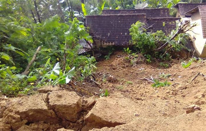 Diterjang Longsor, Satu Rumah Warga di Sudimoro Pacitan Rusak Parah