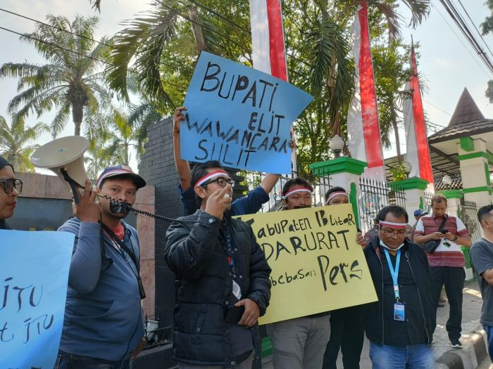 Buntut Pembatasan Wawancara pada Bupati Blitar, Puluhan Wartawan Demo di Depan Pendopo Buntut Pembatasan Wawancara pada Bupati Blitar, Puluhan Wartawan Demo di Depan Pendopo