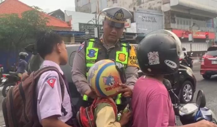 Operasi Keselamatan Semeru, Satlantas Polres Ponorogo Bagikan Cokelat ke Pengendara yang Tertib