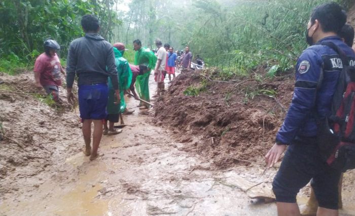 Dua Desa di Blitar Diterjang Longsor, Rusak Rumah Warga Hingga Menutup Akses Jalan Dua Desa di Blitar Diterjang Longsor, Rusak Rumah Warga Hingga Menutup Akses Jalan