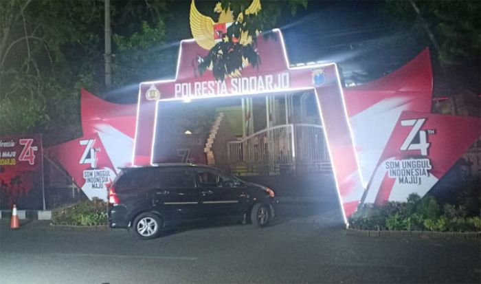 Meriahkan Dirgahayu RI ke-74, Gapura Merah Putih dan Burung Garuda Berdiri di Polresta Sidoarjo Meriahkan Dirgahayu RI ke-74, Gapura Merah Putih dan Burung Garuda Berdiri di Polresta Sidoarjo