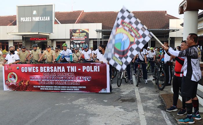HUT Bhayangkara ke-76, Polres Pamekasan Gelar Olahraga Bersama TNI-Polri dan Wartawan HUT Bhayangkara ke-76, Polres Pamekasan Gelar Olahraga Bersama TNI-Polri dan Wartawan