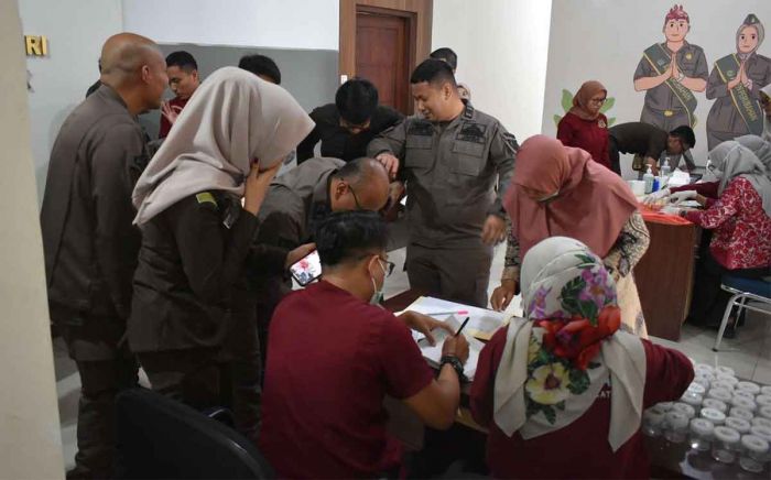 121 Pegawai Kejari Tanjung Perak Ikuti Tes Urine 121 Pegawai Kejari Tanjung Perak Ikuti Tes Urine