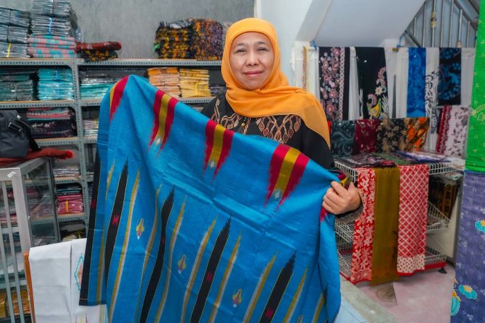 Khofifah Apresiasi Perajin Tenun Ikat Parengan Lamongan yang Tetap Eksis hingga Generasi ke-3 Khofifah Apresiasi Perajin Tenun Ikat Parengan Lamongan yang Tetap Eksis hingga Generasi ke-3
