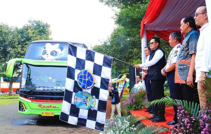Adhy Karyono Lepas Keberangkatan 1.095 Pemudik Gratis Rute Jakarta-Jatim Adhy Karyono Lepas Keberangkatan 1.095 Pemudik Gratis Rute Jakarta-Jatim
