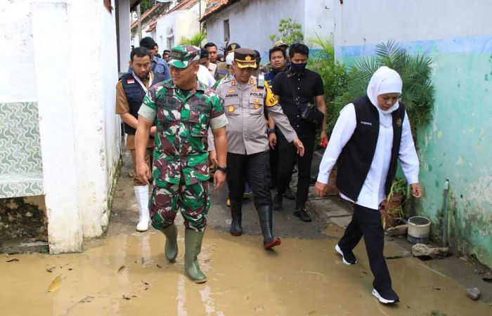 Tinjau Banjir di Sampang, Gubernur Khofifah Minta Semua Pihak Patuhi Peringatan BMKG Tinjau Banjir di Sampang, Gubernur Khofifah Minta Semua Pihak Patuhi Peringatan BMKG