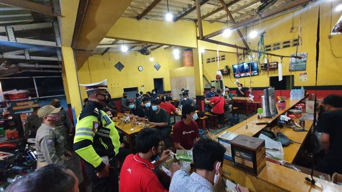Langgar Jam Malam, Puluhan Pengunjung Warkop dan Kafe di Waru Dibubarkan Satgas Covid Sidoarjo