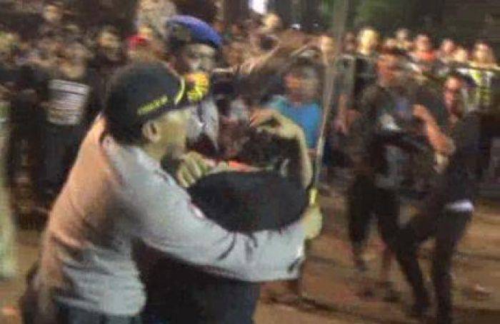 Sedang Liputan, Wartawan di Lamongan Dikeroyok Polisi Sedang Liputan, Wartawan di Lamongan Dikeroyok Polisi