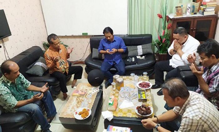 Whisnu Sakti Buana Paparkan Konsep Pembangunan Surabaya pada HARIAN BANGSA dan BANGSAONLINE.com Whisnu Sakti Buana Paparkan Konsep Pembangunan Surabaya pada HARIAN BANGSA dan BANGSAONLINE.com