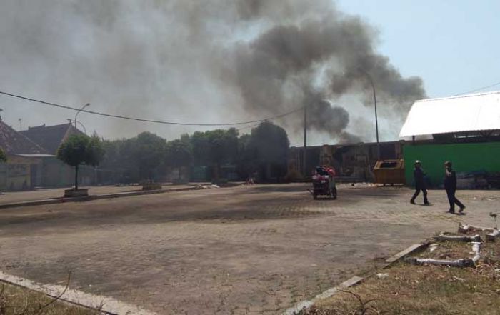 Kepulan Asap Tebal Gegerkan Warga Sekitar Pasar Sore Tuban Kepulan Asap Tebal Gegerkan Warga Sekitar Pasar Sore Tuban
