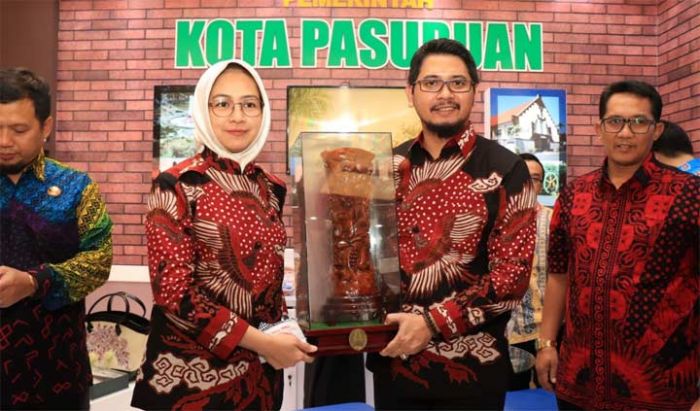 Hadiri Rakernas XIV Apeksi, Wawali Teno Tunjukkan Stan Kota Pasuruan ke Ketua Dewan Apeksi