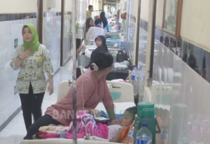RSUD Jombang Kebanjiran Pasien DBD, Terpaksa Dirawat di Lorong RSUD Jombang Kebanjiran Pasien DBD, Terpaksa Dirawat di Lorong
