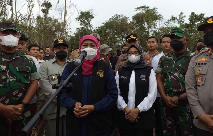 Gubernur Khofifah Minta Pemkab Blitar Bentuk Payung Hukum untuk Rehab Rumah Korban Ledakan Gubernur Khofifah Minta Pemkab Blitar Bentuk Payung Hukum untuk Rehab Rumah Korban Ledakan