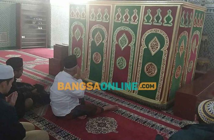Maroko Dipimpin Dzuriah Rasulullah, Kiai Asep Ziarah ke Makam Imam Jazuli dan Syaikh Qadhi Iyyadh Maroko Dipimpin Dzuriah Rasulullah, Kiai Asep Ziarah ke Makam Imam Jazuli dan Syaikh Qadhi Iyyadh