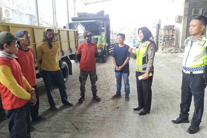 Sering Lawan Arah, Sopir Truk Pengangkut Semen Ditindak Satlantas Polres Tuban Sering Lawan Arah, Sopir Truk Pengangkut Semen Ditindak Satlantas Polres Tuban