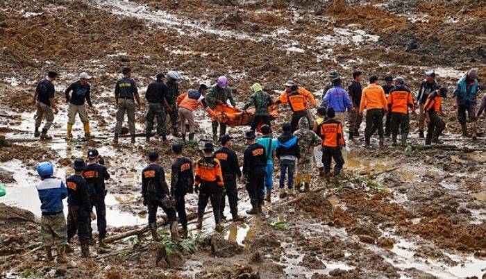 Diduga Terjebak Macet, Ditemukan 10 Orang Korban Longsor dalam Mobil Diduga Terjebak Macet, Ditemukan 10 Orang Korban Longsor dalam Mobil