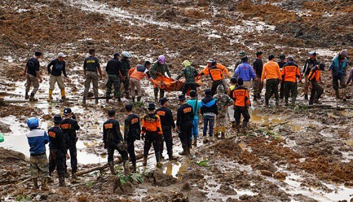 Diduga Terjebak Macet, Ditemukan 10 Orang Korban Longsor dalam Mobil