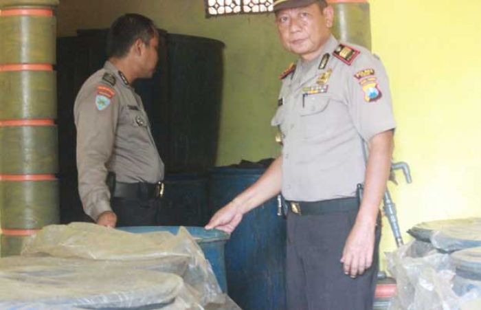 Gerebek Tiga Rumah, Polsek Semanding Amankan 16.000 Liter Arak Baceman Gerebek Tiga Rumah, Polsek Semanding Amankan 16.000 Liter Arak Baceman