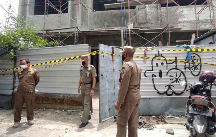 Satpol PP Kota Mojokerto Segel Bangunan Ruko Tak Berizin di Jalan Mojopahit Satpol PP Kota Mojokerto Segel Bangunan Ruko Tak Berizin di Jalan Mojopahit