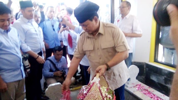 Prabowo Ziarahi Makam Gubernur Soerjo Prabowo Ziarahi Makam Gubernur Soerjo
