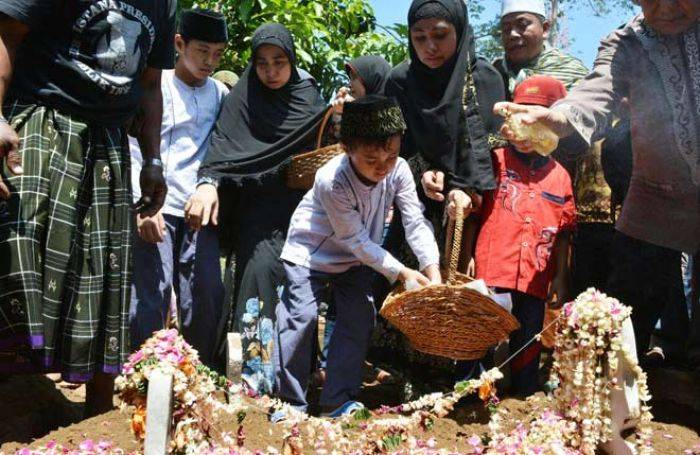 Sempat Disemayamkan Selama Satu Malam, Jenazah Ismail Korban Dimas Kanjeng Dimakamkan