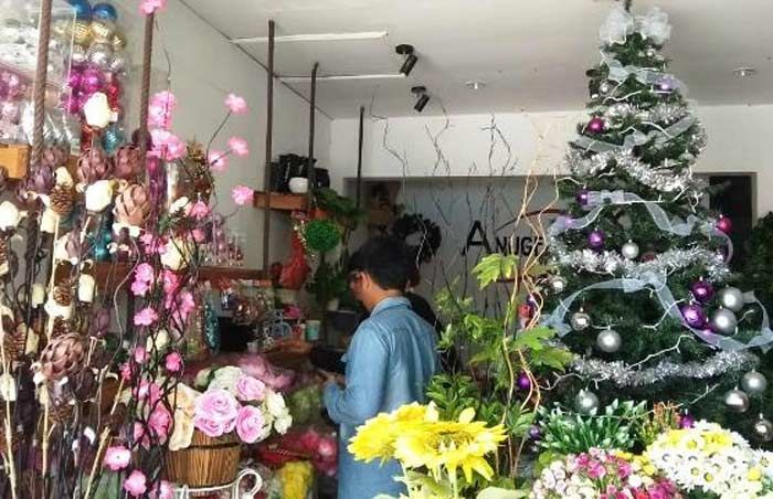 Toko Penjual Pernak-pernik Natal di Tuban Mulai Diburu Pembeli