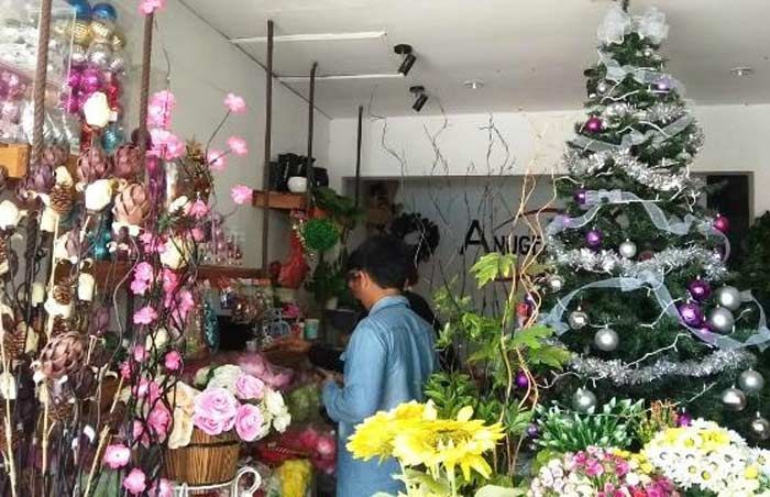 Toko Penjual Pernak-pernik Natal di Tuban Mulai Diburu Pembeli Toko Penjual Pernak-pernik Natal di Tuban Mulai Diburu Pembeli