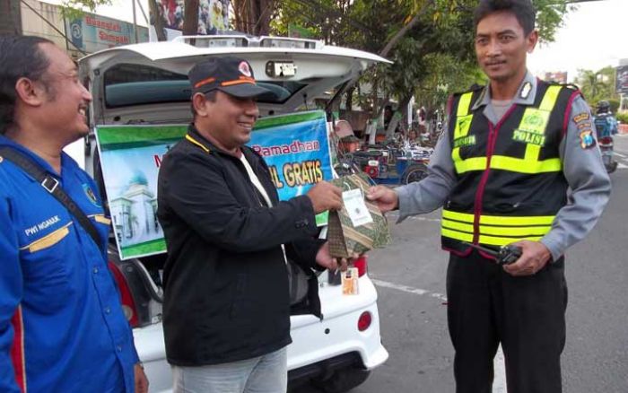 PWI Nganjuk Bagikan 3000 Bungkus Takjil kepada Pengguna Jalan