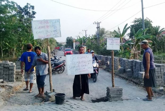 Warga Gluranploso Benjeng Protes Debu Proyek Perbaikan Jalan