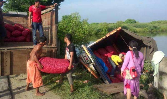 Kecelakaan di Manyar Gresik, Truk Bawang Nyungsep ke Tambak