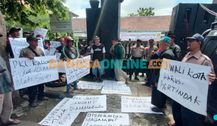 Puluhan Pedagang Pasar Loak Kaliombo Demo Kantor Disperdagin Kota Kediri, Tuntut Hal ini Puluhan Pedagang Pasar Loak Kaliombo Demo Kantor Disperdagin Kota Kediri, Tuntut Hal ini