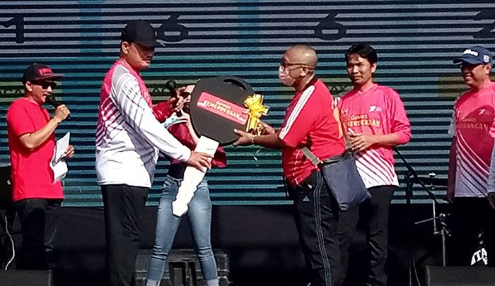 Wali Kota Madiun Serahkan Hadiah Utama saat Gowes Kemerdekaan Wali Kota Madiun Serahkan Hadiah Utama saat Gowes Kemerdekaan